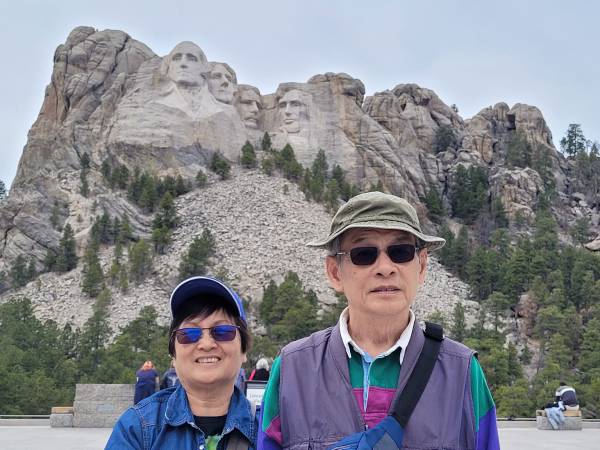 Pol usa อนุสรณ์สถานแกะสลักภาพหน้าของอดีตประธานาธิบดี Mt. Rushmore