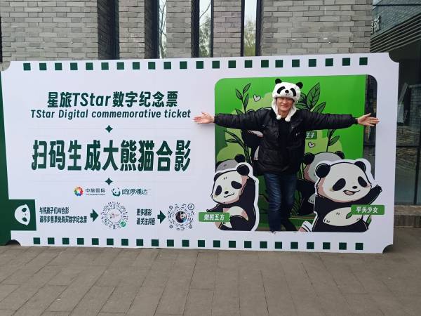 เที่ยวจีน เฉิงตู รูปปั้นหมีแพนด้ายักษ์ปีนตึก IFS