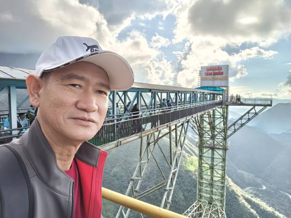 เที่ยวเวียดนาม หล่าวกาย สะพานแก้วมังกรเมฆ (Glass Bridge Rong May)