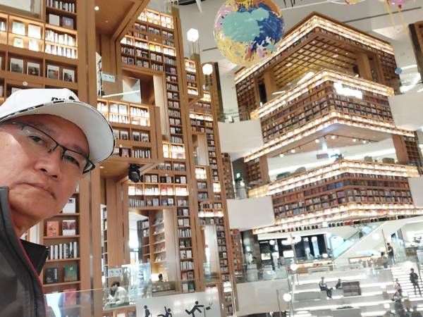 เที่ยวเกาหลีใต้ โซล ห้องสมุดสตาร์ฟิลด์ ซูวอน (Starfield Library Suwon)