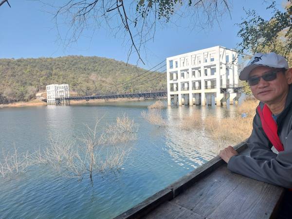 เที่ยวเชียงใหม่ ดอยสะเก็ด เขื่อนแม่กวง สะพานแขวนเชื่อมใจ (Suspension bridge Mae Kuang Dam)