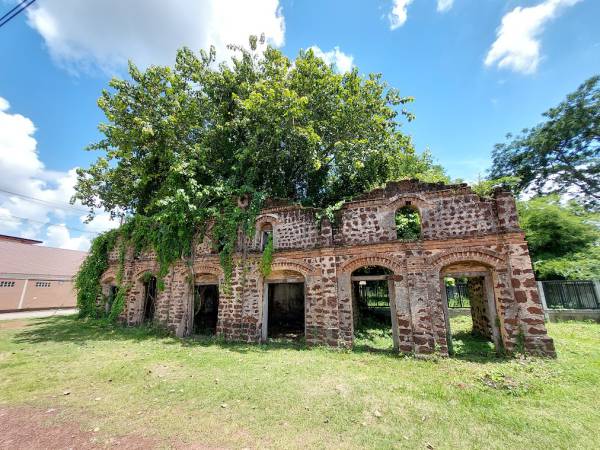 เที่ยวสกลนคร เมือง หมู่บ้านท่าแร่ ตึกหินโบราณ (ancient stone building)