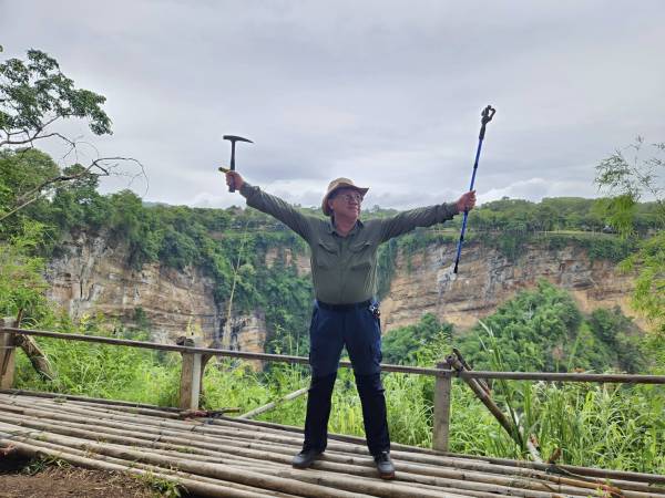 Waranon ไทย เพชรบูรณ์ แกรนด์แคนย่อนน้ำหนาว เพื่อชมหินยุค Triassic 